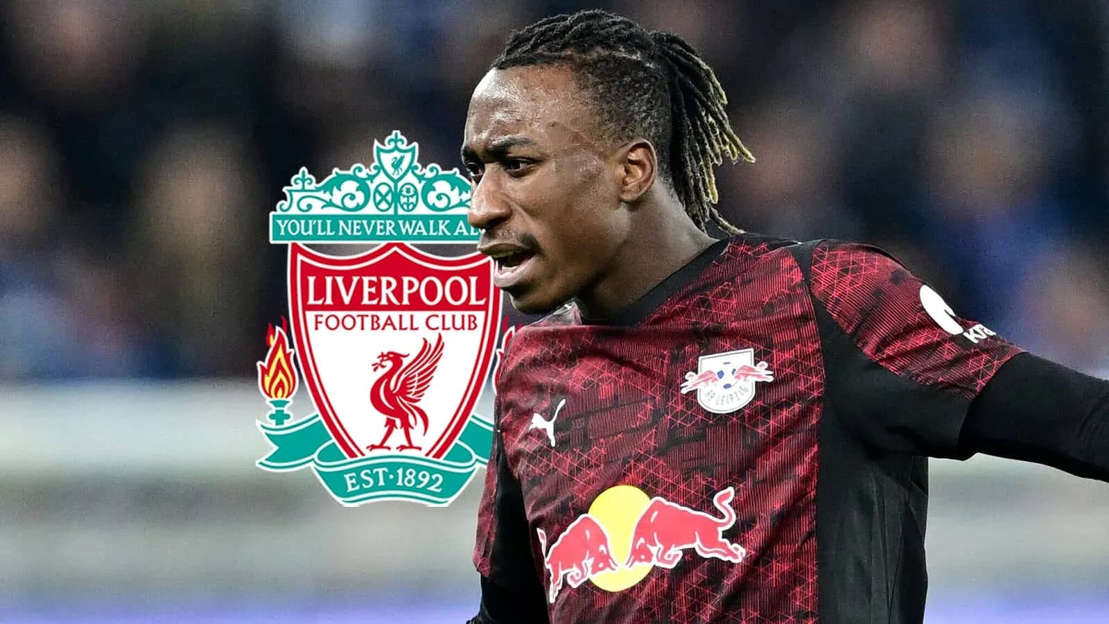 Futbolchi maydonda harakatda, Liverpool logosi orqasida Futbolchi maydonda harakatda, Liverpool logosi orqasida