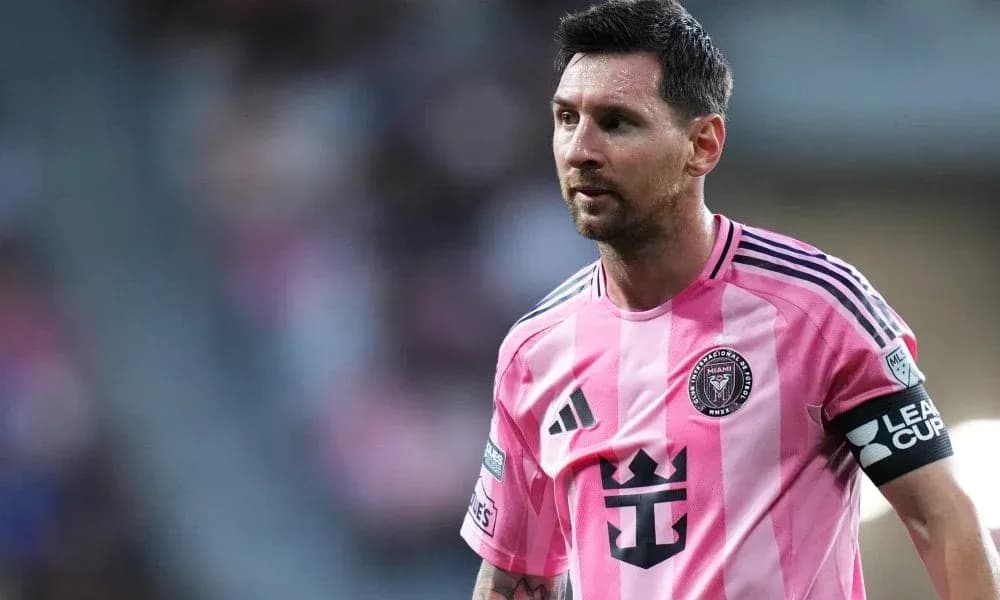 Futbolchi mayin rangdagi forma bilan maydonda Futbolchi mayin rangdagi forma bilan maydonda
