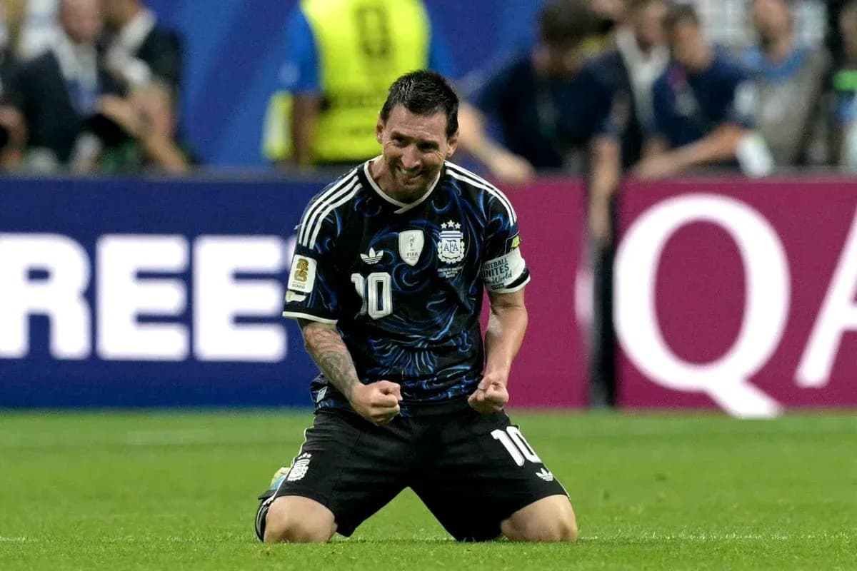 Futbolchi maydonda g'ayrat bilan kneeling Futbolchi maydonda g'ayrat bilan kneeling