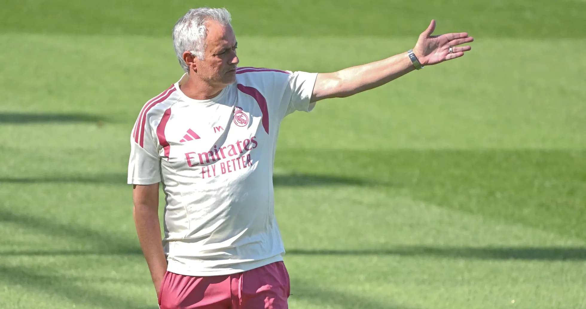 Murinho treningda jamoani ko'rsatmalarga chaqirmoqda Murinho treningda jamoani ko'rsatmalarga chaqirmoqda