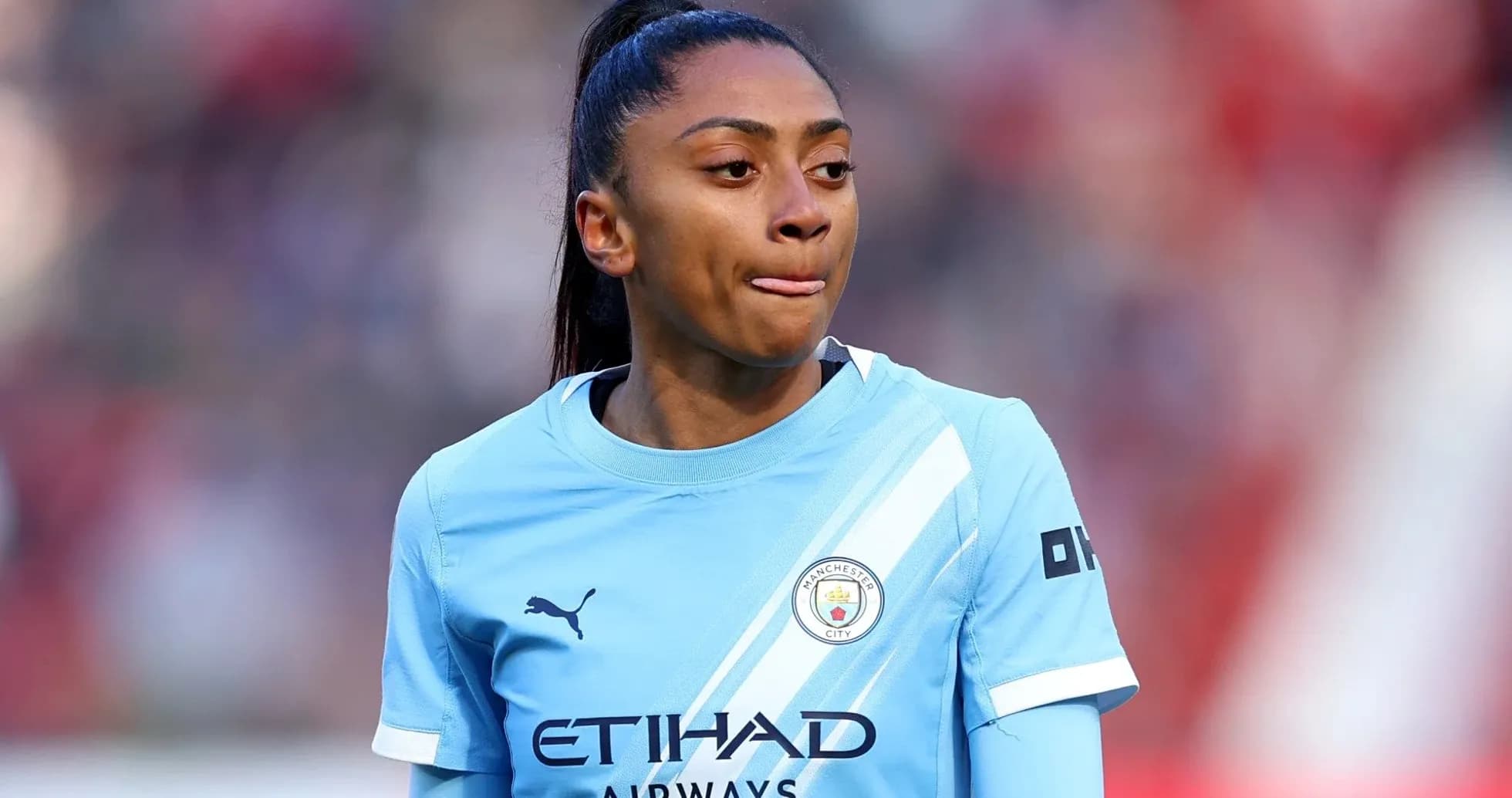 Futbolchi Manchester City formasida maydonda Futbolchi Manchester City formasida maydonda