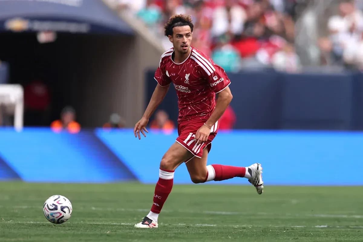 Futbolchi to'p bilan harakatda, Liverpool formasida Futbolchi to'p bilan harakatda, Liverpool formasida