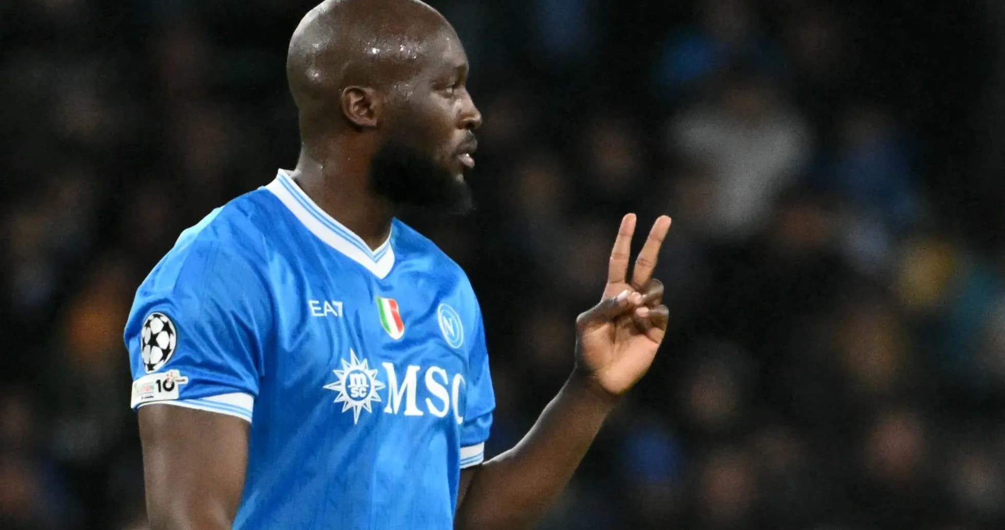 Futbolchi maydonda ikkita barmoq ko‘rsatmoqda Futbolchi maydonda ikkita barmoq ko‘rsatmoqda