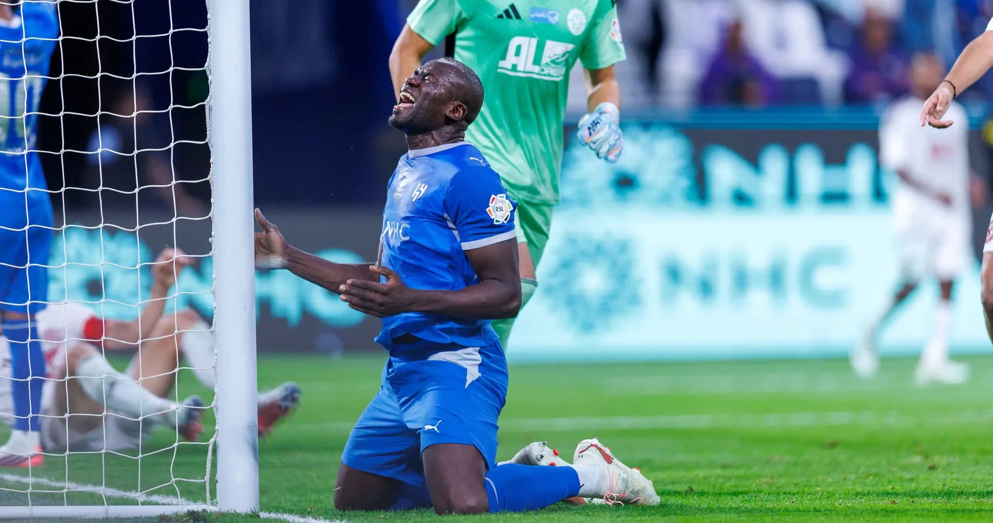 Futbolchi darvozaga yaqinlashib, maysada kneeling holatda Futbolchi darvozaga yaqinlashib, maysada kneeling holatda