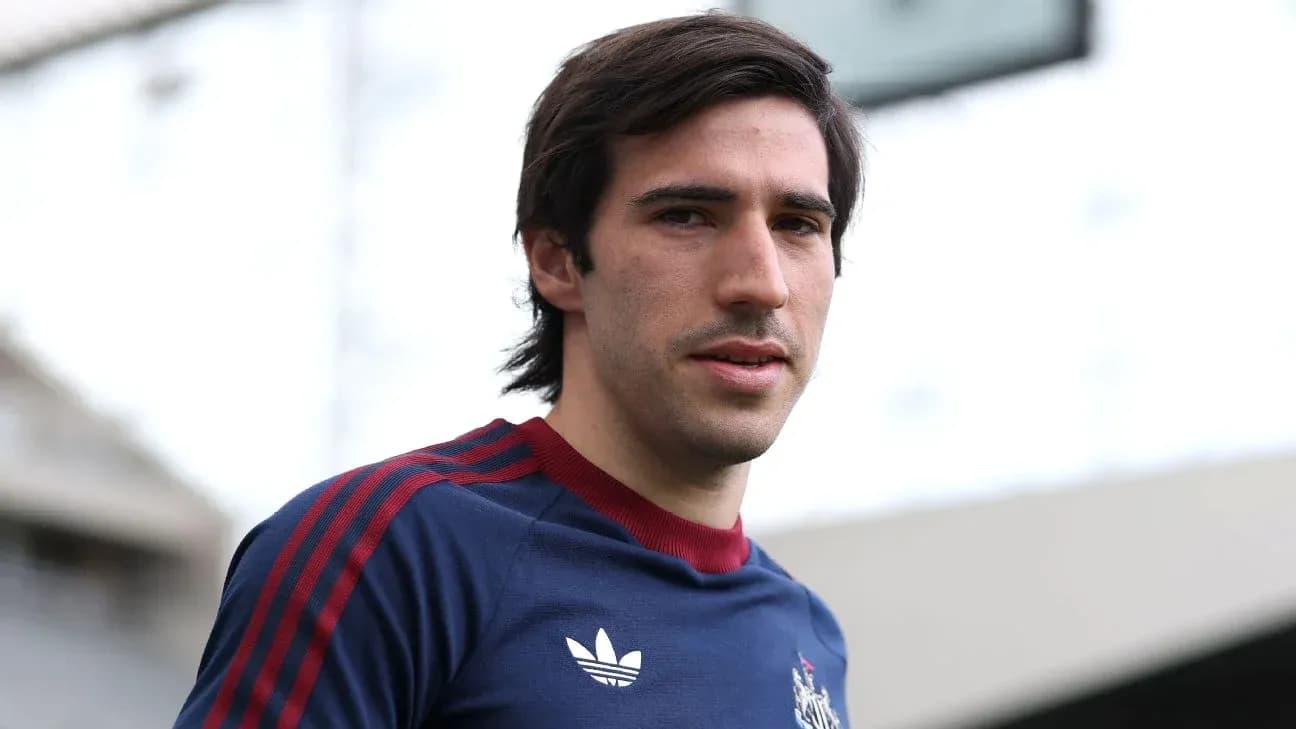 Futbolchi trening kiyimidagi odamni ko'rish Futbolchi trening kiyimidagi odamni ko'rish