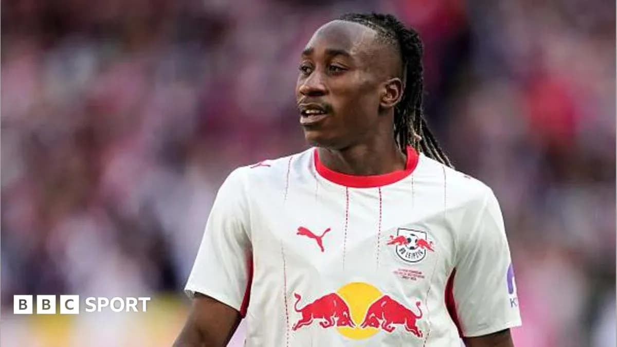 Futbolchi maydonda harakatda, RB Leipzig formasi kiygan Futbolchi maydonda harakatda, RB Leipzig formasi kiygan