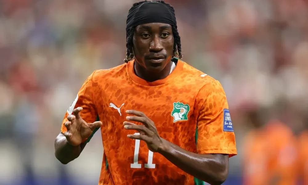 Futbolchi Cote d'Ivoire formasida maydonda harakatda Futbolchi Cote d'Ivoire formasida maydonda harakatda