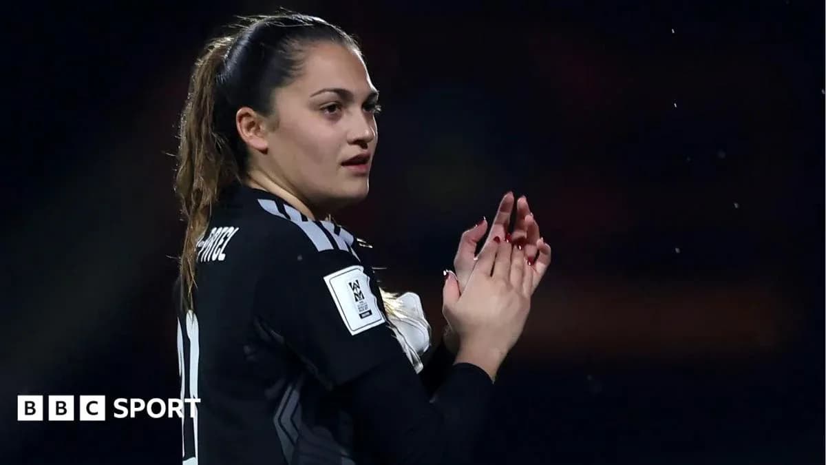 Futbolchi qizgina olqish berayotgan paytda Futbolchi qizgina olqish berayotgan paytda