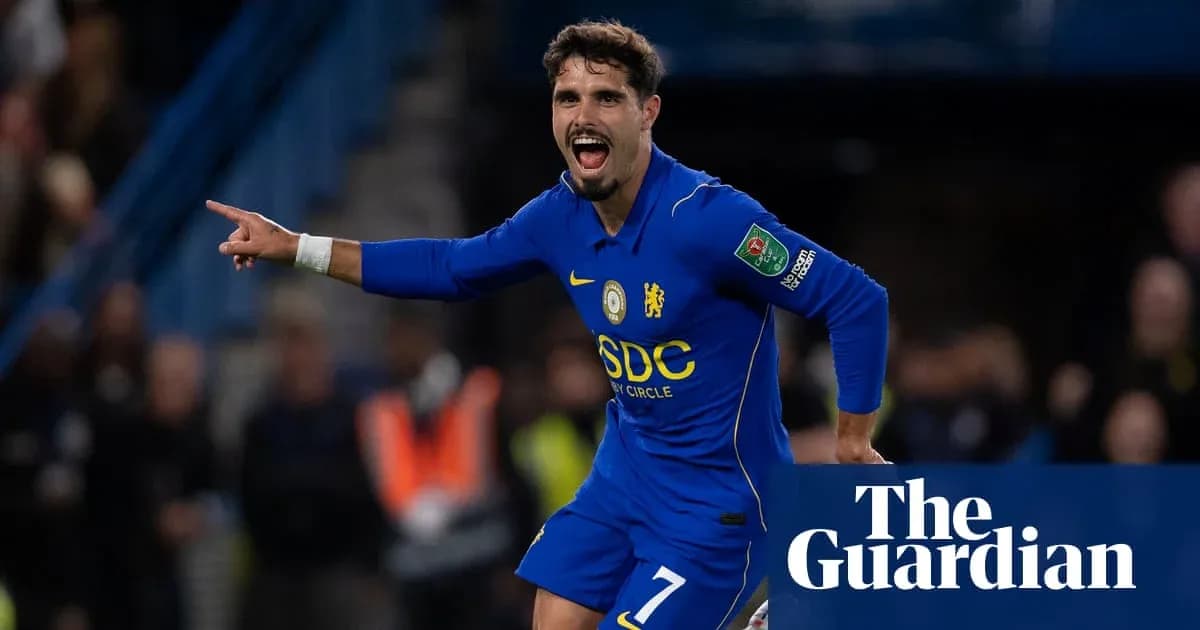 Futbolchi Chelsea formasida gollarni nishonlayapti Futbolchi Chelsea formasida gollarni nishonlayapti