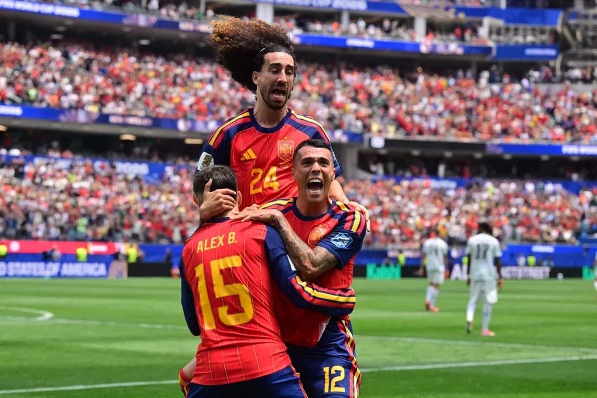 Ispaniya futbolchilari gollarni nishonlamoqda Ispaniya futbolchilari gollarni nishonlamoqda