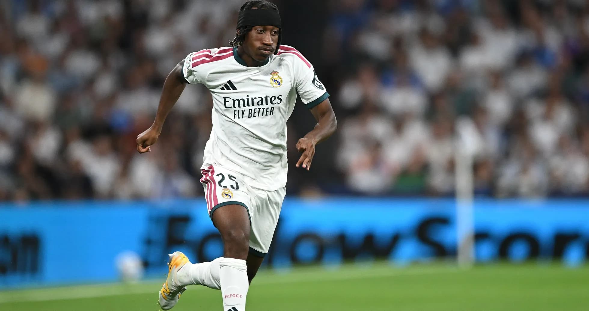 Futbolchi Real Madrid formasida to'p qulayapti Futbolchi Real Madrid formasida to'p qulayapti