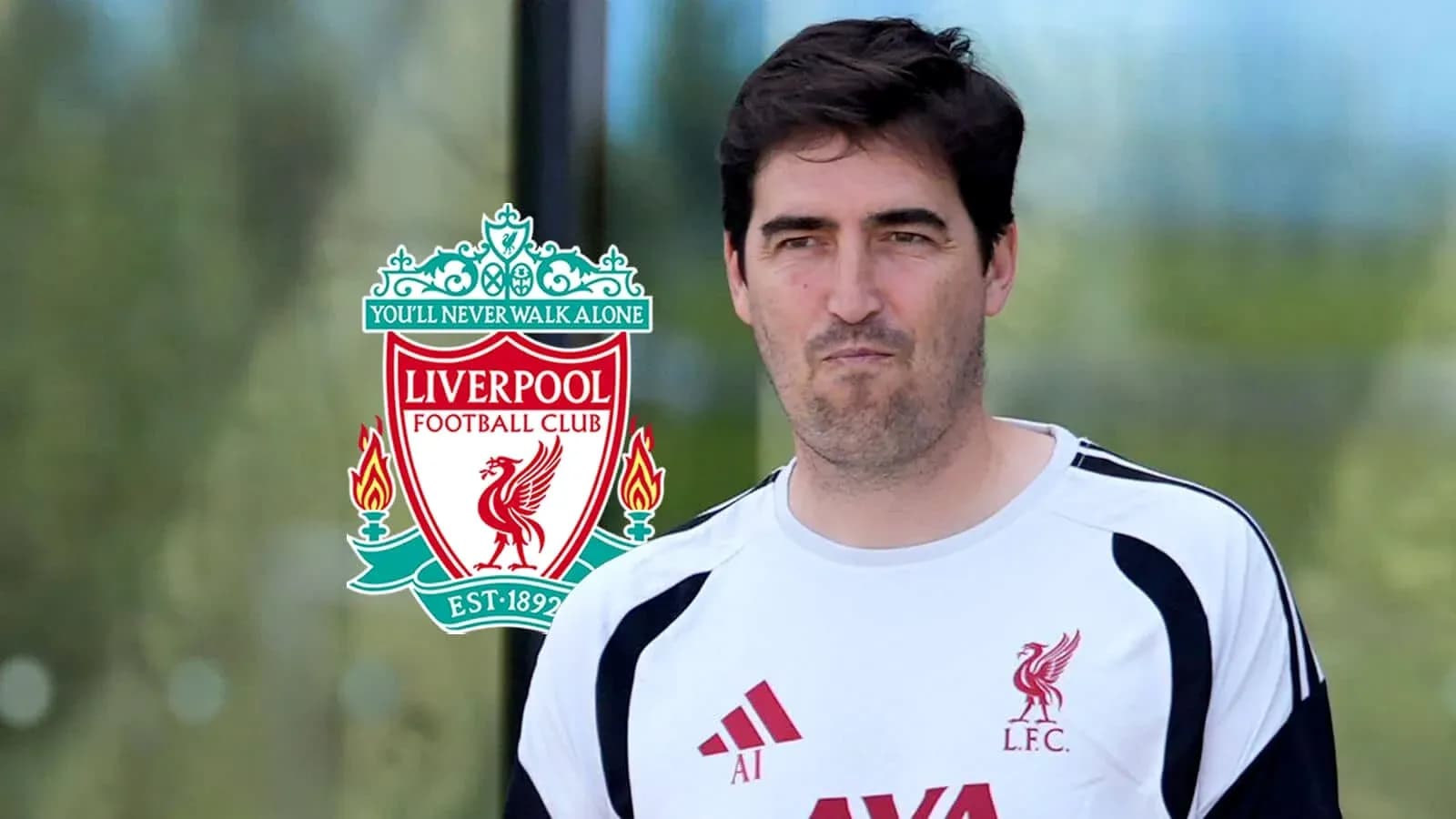 O'yinchi Liverpool futbol klubi formasi kiygan O'yinchi Liverpool futbol klubi formasi kiygan