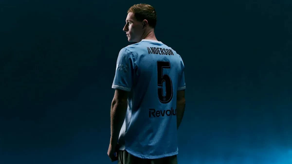 Futbolchi Anderson ko'ylakda, orqa tomondan ko'rinadi Futbolchi Anderson ko'ylakda, orqa tomondan ko'rinadi