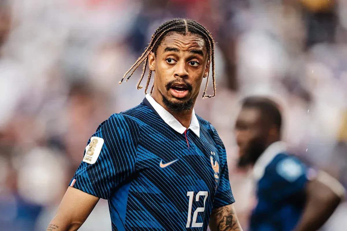Futbolchi maydonda Frantsiya formasida Futbolchi maydonda Frantsiya formasida