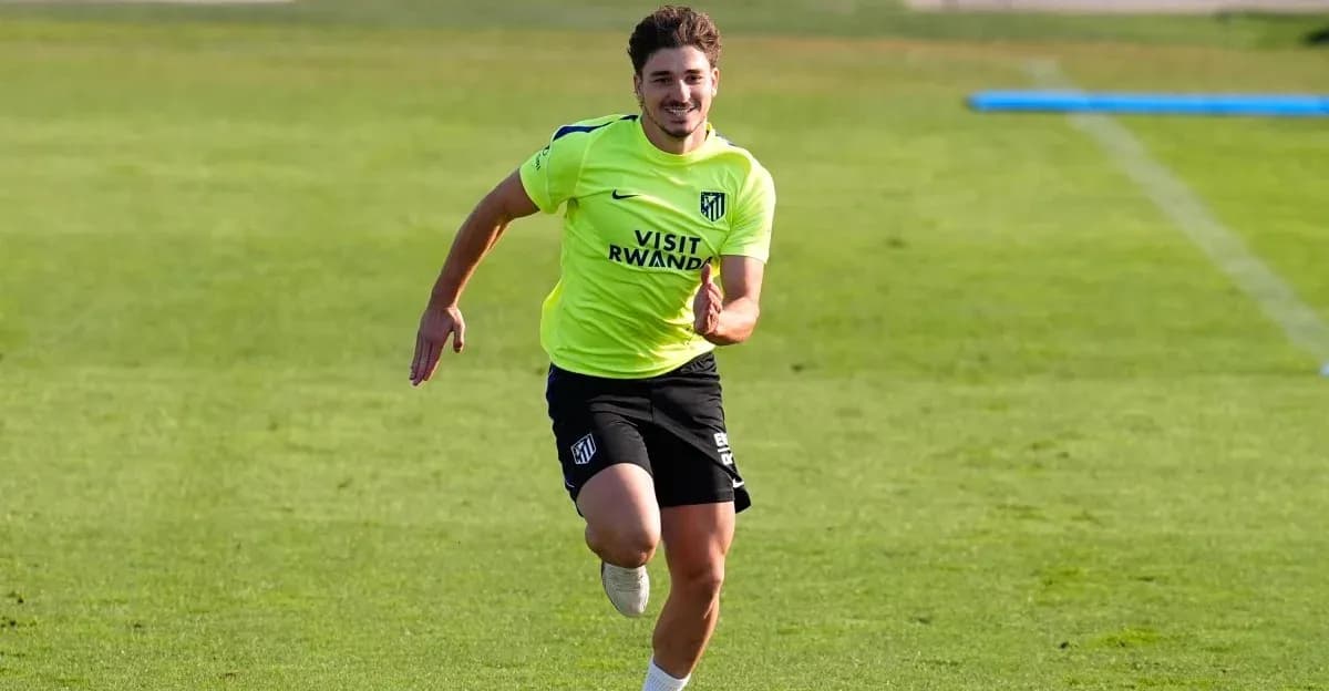 Futbolchi mashg'ulotda yugurayotgan holda Futbolchi mashg'ulotda yugurayotgan holda