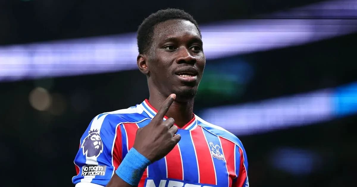 Futbolchi g'alaba bilan qo'l ko'rsatmoqda Futbolchi g'alaba bilan qo'l ko'rsatmoqda