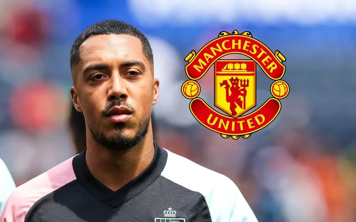 Futbolchi Manchester United logosi oldida turibdi Futbolchi Manchester United logosi oldida turibdi