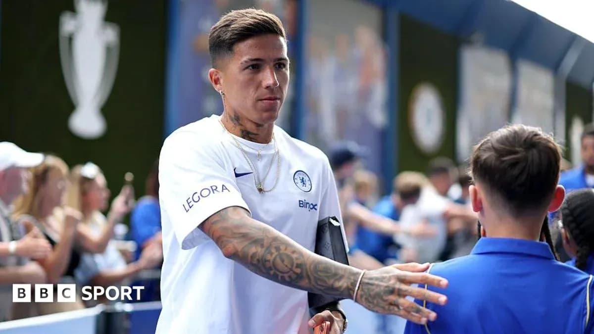 Futbolchi muxlislar bilan salomlashmoqda Futbolchi muxlislar bilan salomlashmoqda