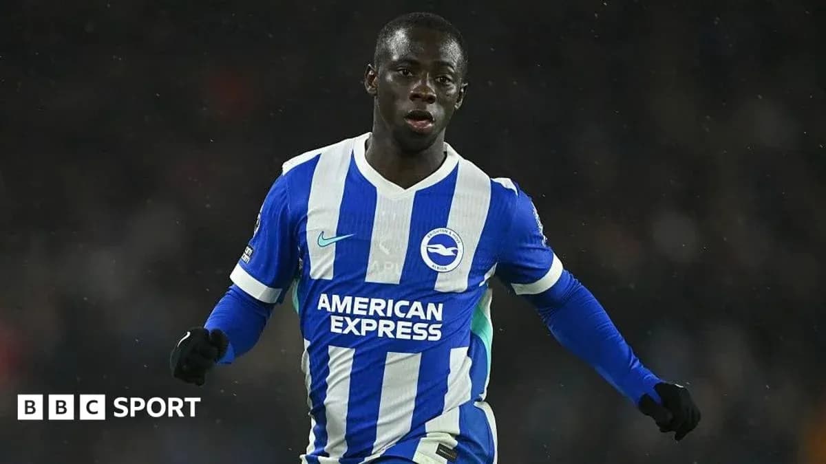 Futbolchi Brighton formasi bilan harakatda Futbolchi Brighton formasi bilan harakatda