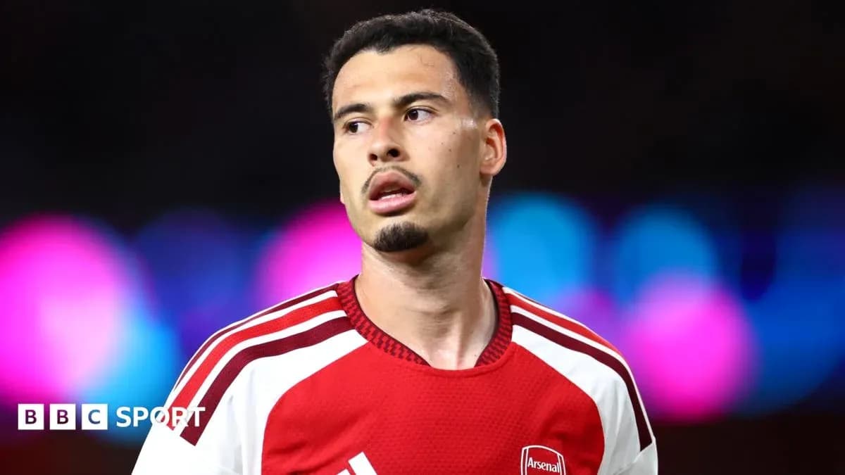 Futbolchi Arsenal formasi bilan maydonda turibdi Futbolchi Arsenal formasi bilan maydonda turibdi