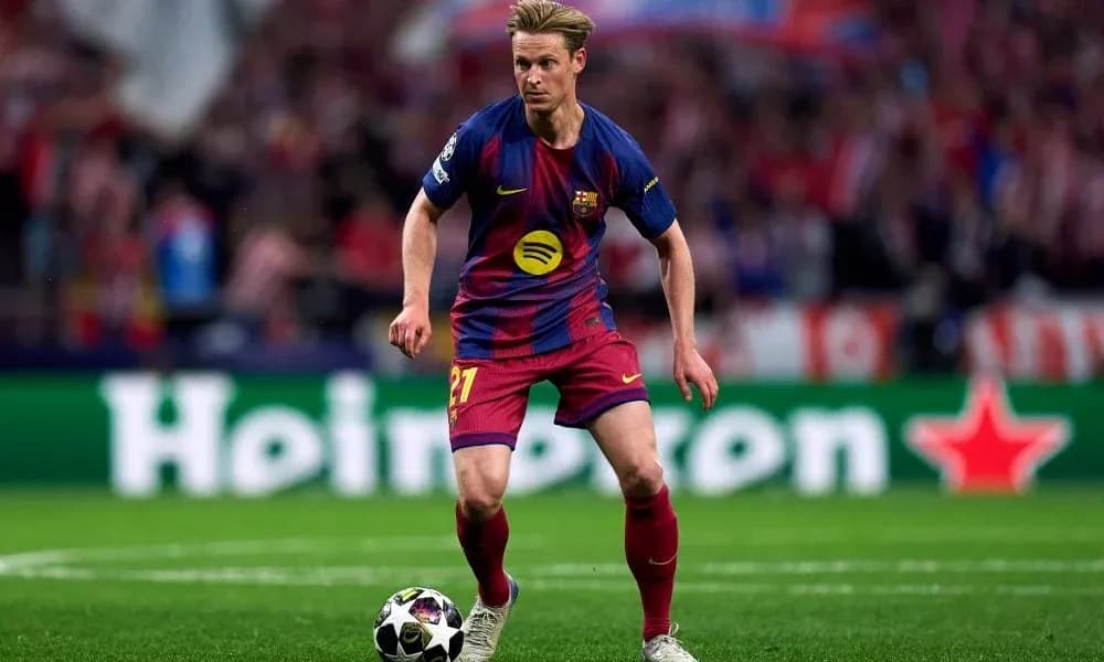 Futbolchi to'p bilan maydonda harakat qilmoqda Futbolchi to'p bilan maydonda harakat qilmoqda
