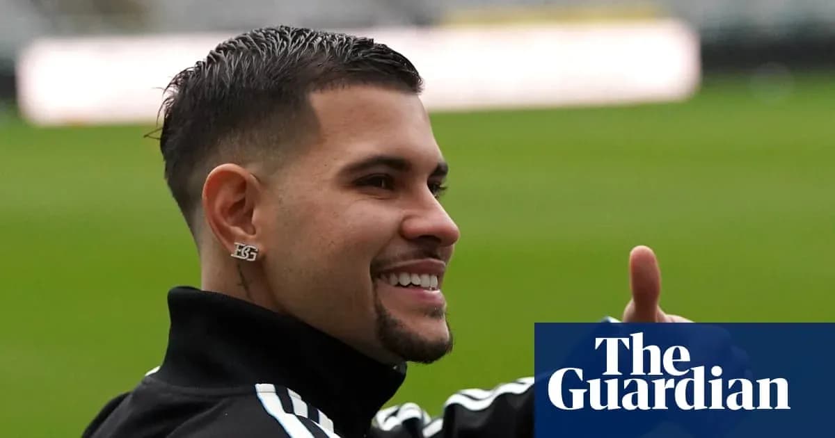 Futbolchi stadionda qo'lini ko'tarib tabriklayapti Futbolchi stadionda qo'lini ko'tarib tabriklayapti