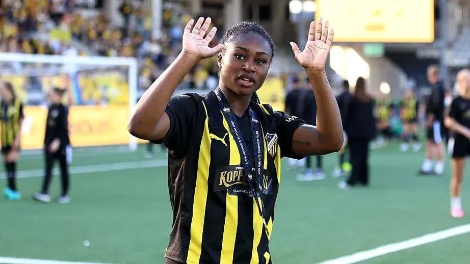 Futbolchi stadionda qo'llarini ko'tarib turibdi Futbolchi stadionda qo'llarini ko'tarib turibdi