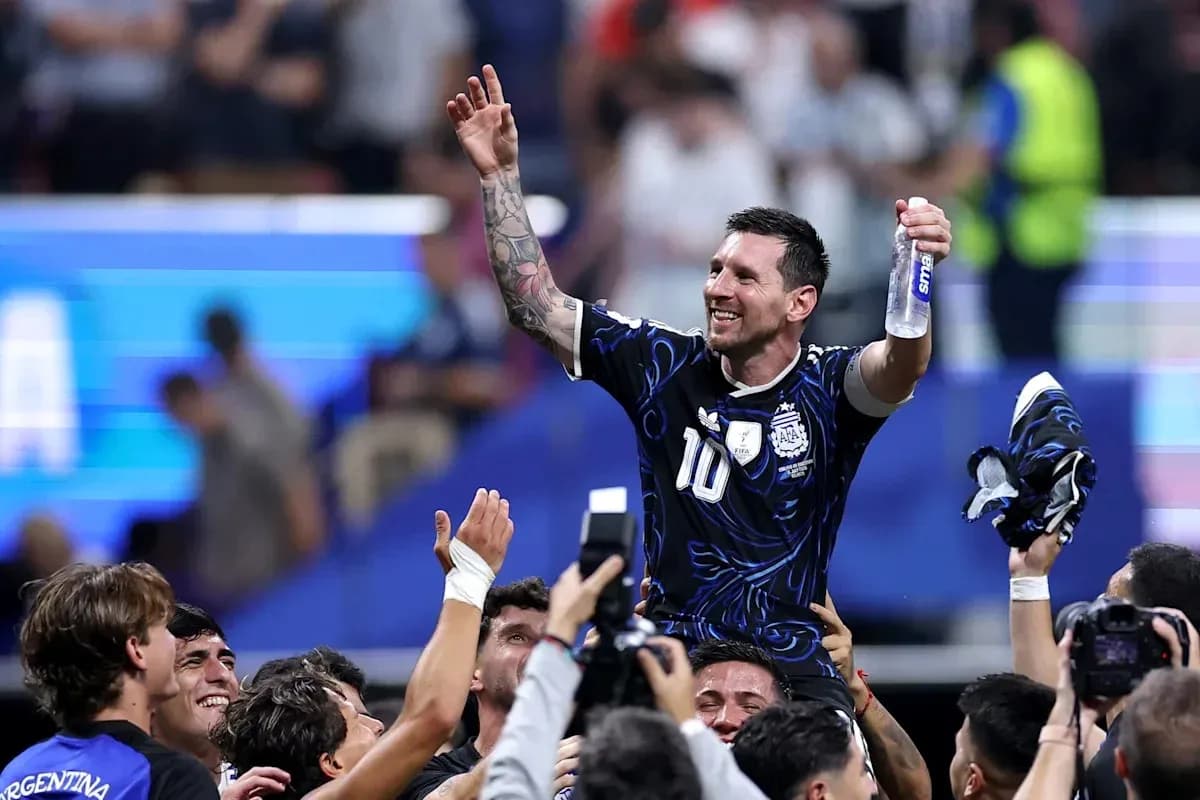 Futbolchilar Messi atrofida g'alaba nishonlayapti Futbolchilar Messi atrofida g'alaba nishonlayapti