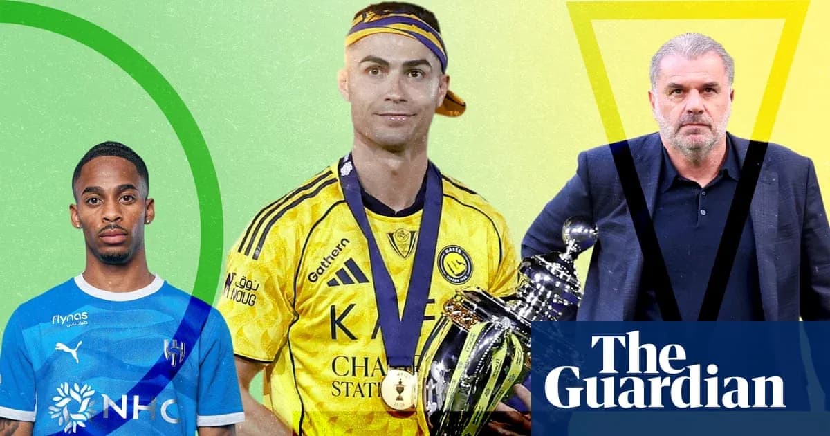 Üch futbolchi va murabbiy, to'p bilan Üch futbolchi va murabbiy, to'p bilan