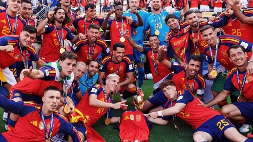Ispaniya futbol jamoasi oltin medallar bilan Ispaniya futbol jamoasi oltin medallar bilan