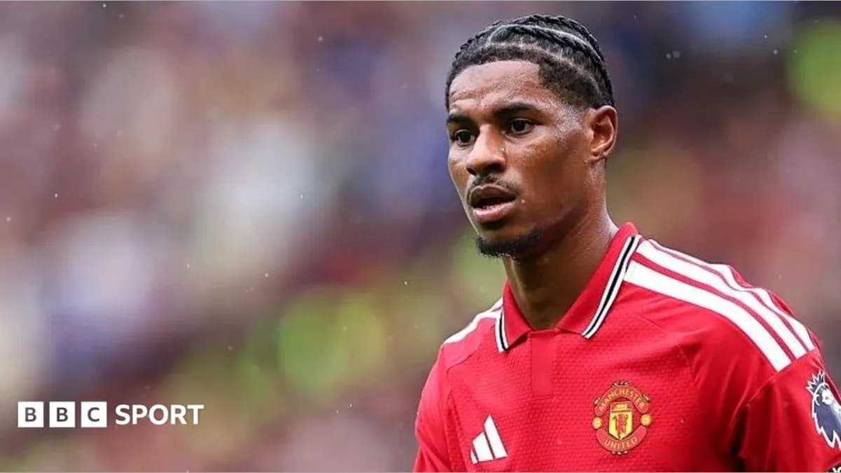 Futbolchi Manchester United formasida o'yin maydonida Futbolchi Manchester United formasida o'yin maydonida