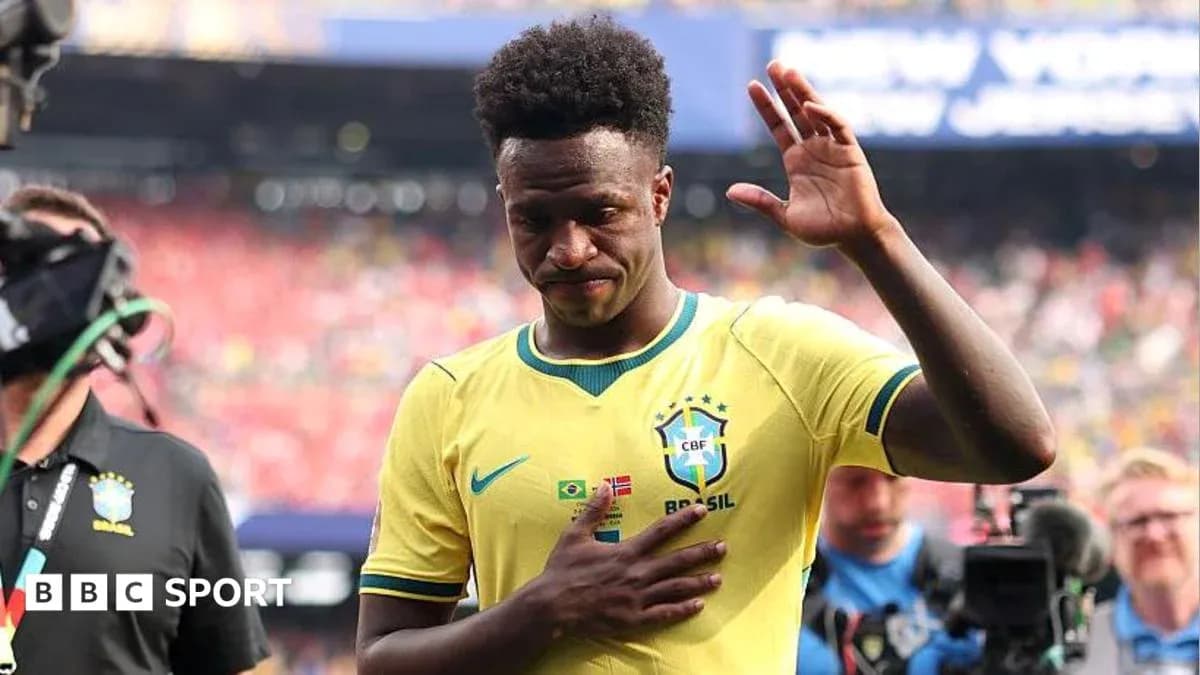 Futbolchi Braziliya formasida maydonni tark etmoqda Futbolchi Braziliya formasida maydonni tark etmoqda