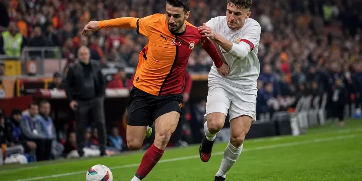 Futbolchilar to'p uchun raqobatlashmoqda Futbolchilar to'p uchun raqobatlashmoqda