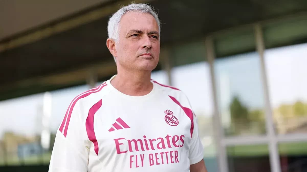 Trener Real Madridda mashg'ulotda turibdi Trener Real Madridda mashg'ulotda turibdi
