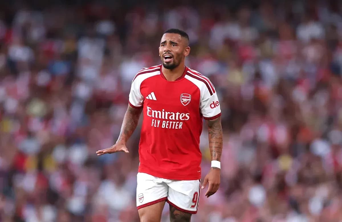 Futbolchi Arsenal formasi bilan maydonda harakatda Futbolchi Arsenal formasi bilan maydonda harakatda