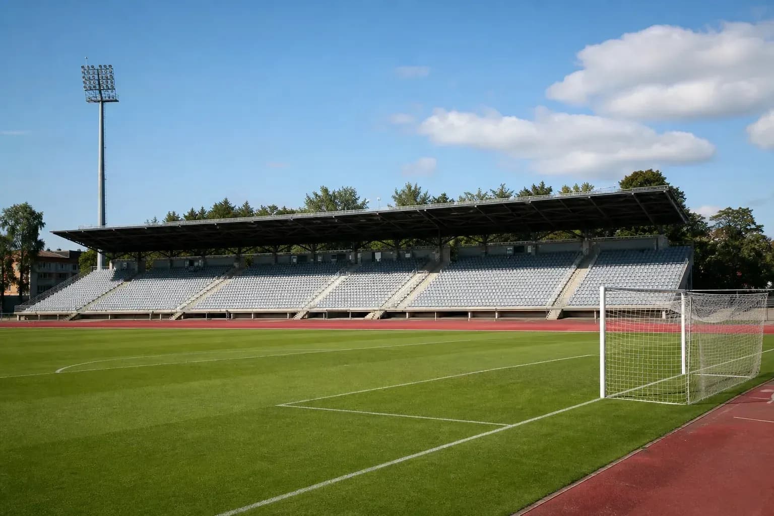 Bo'sh futbol maydoni va tribuna ko'rinishi Bo'sh futbol maydoni va tribuna ko'rinishi