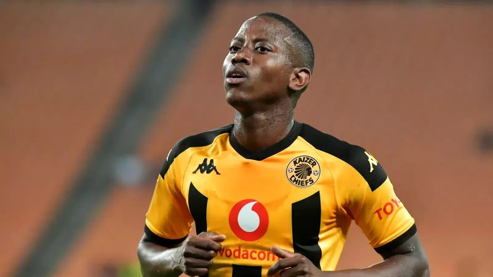 Futbolchi KAIZER CHIEFS formasida maydonda Futbolchi KAIZER CHIEFS formasida maydonda