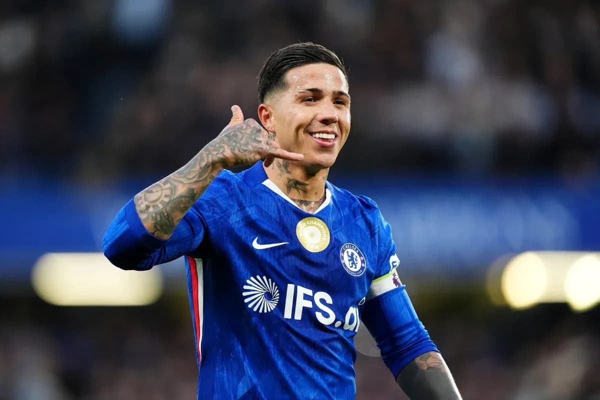Futbolchi Chelsea formasida maydonda turgan Futbolchi Chelsea formasida maydonda turgan