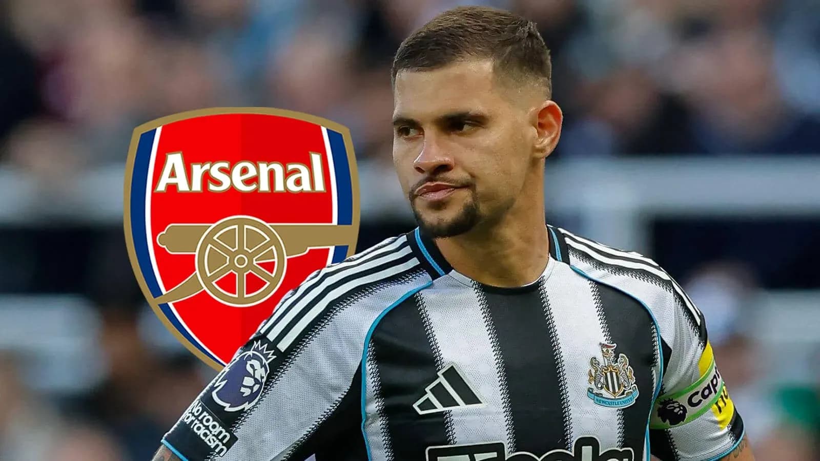 Futbolchi Newcastle formasi bilan maydonda Futbolchi Newcastle formasi bilan maydonda