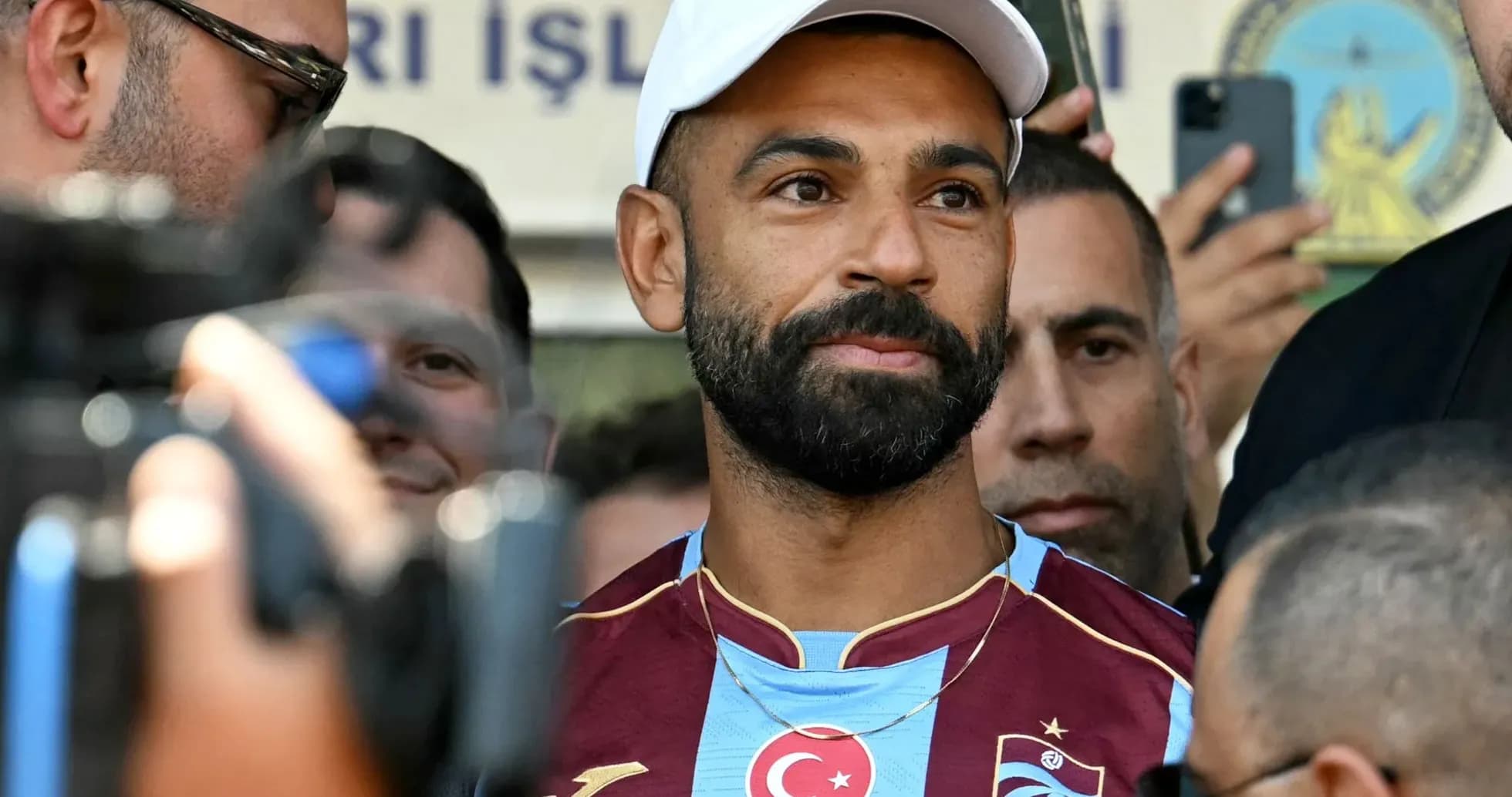 Futbolchi ommaviy axborot vositalariga javob bermoqda Futbolchi ommaviy axborot vositalariga javob bermoqda