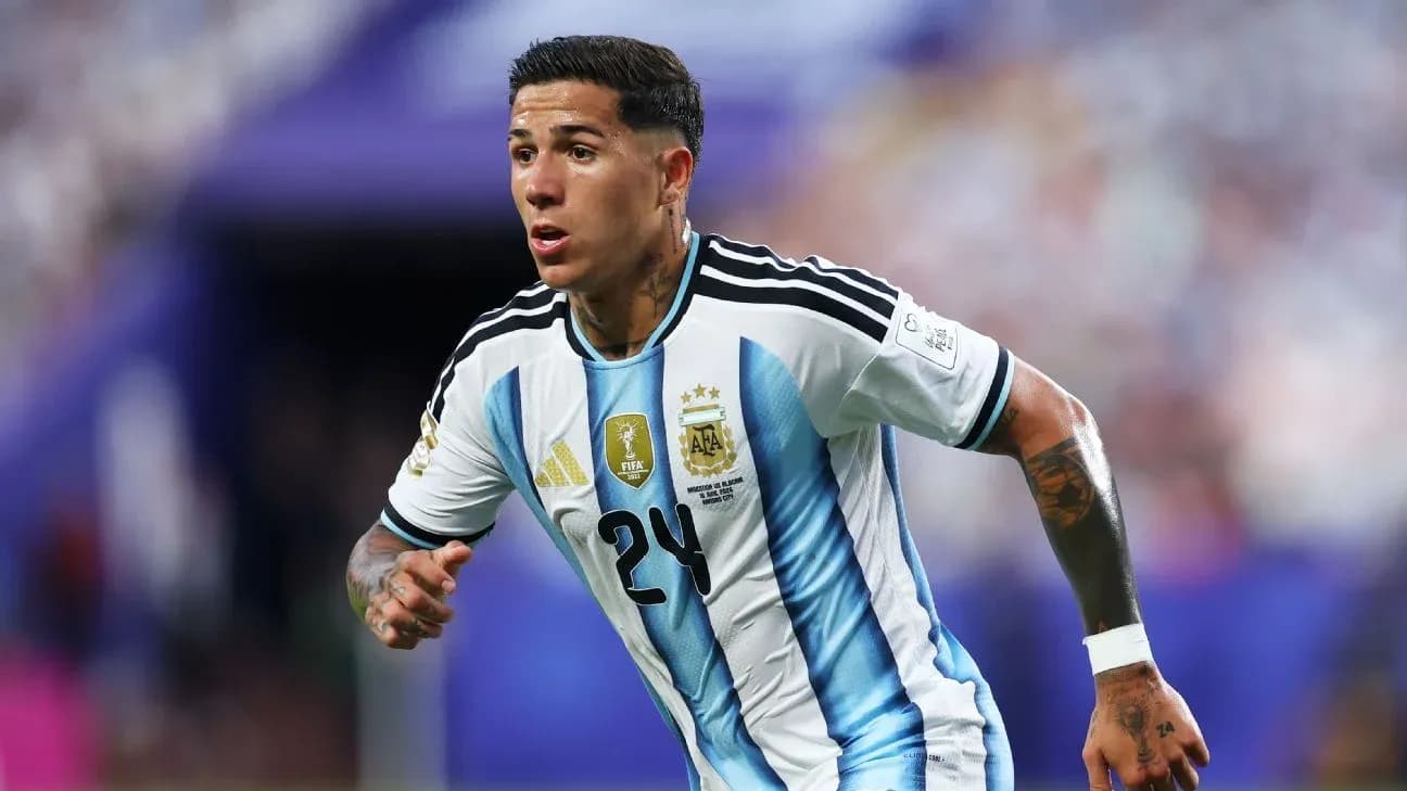 Futbolchi Argentina libosida 24-ra raqami bilan Futbolchi Argentina libosida 24-ra raqami bilan