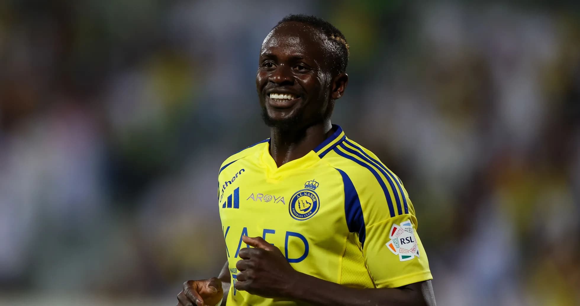 Futbolchi o'yin davomida tabassum qilmoqda Futbolchi o'yin davomida tabassum qilmoqda