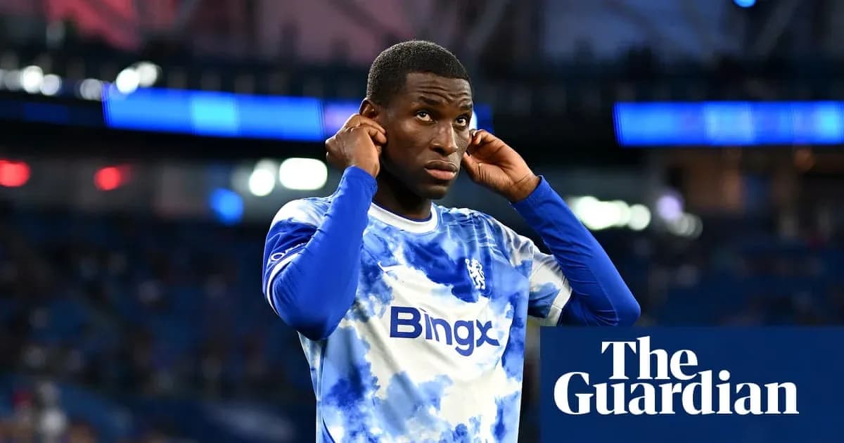 Futbolchi jamoasi mashg'ulotida tayyorgarlik ko'rmoqda Futbolchi jamoasi mashg'ulotida tayyorgarlik ko'rmoqda