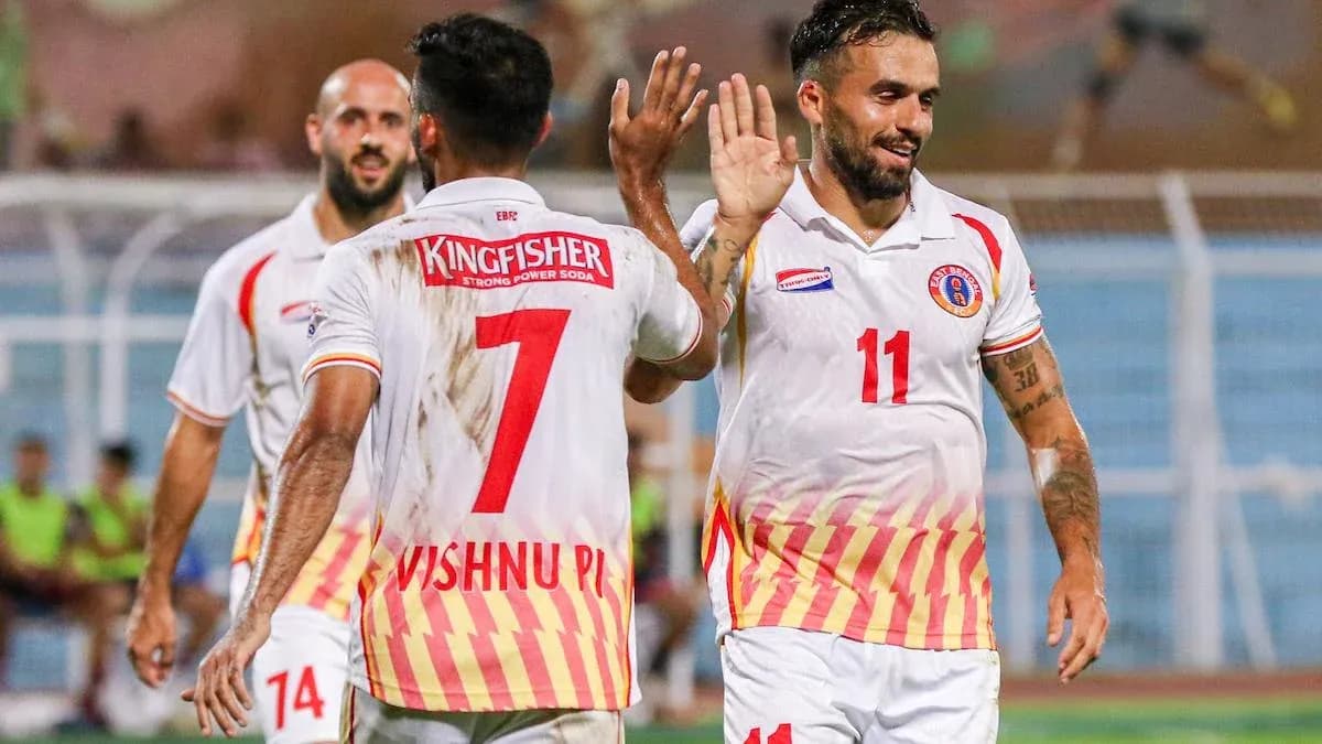 Futbolchilar bir-biriga salom berishmoqda Futbolchilar bir-biriga salom berishmoqda