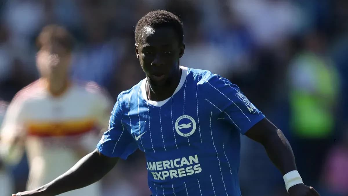 Futbolchi to'pni qabul qilmoqda, Brighton formasida Futbolchi to'pni qabul qilmoqda, Brighton formasida