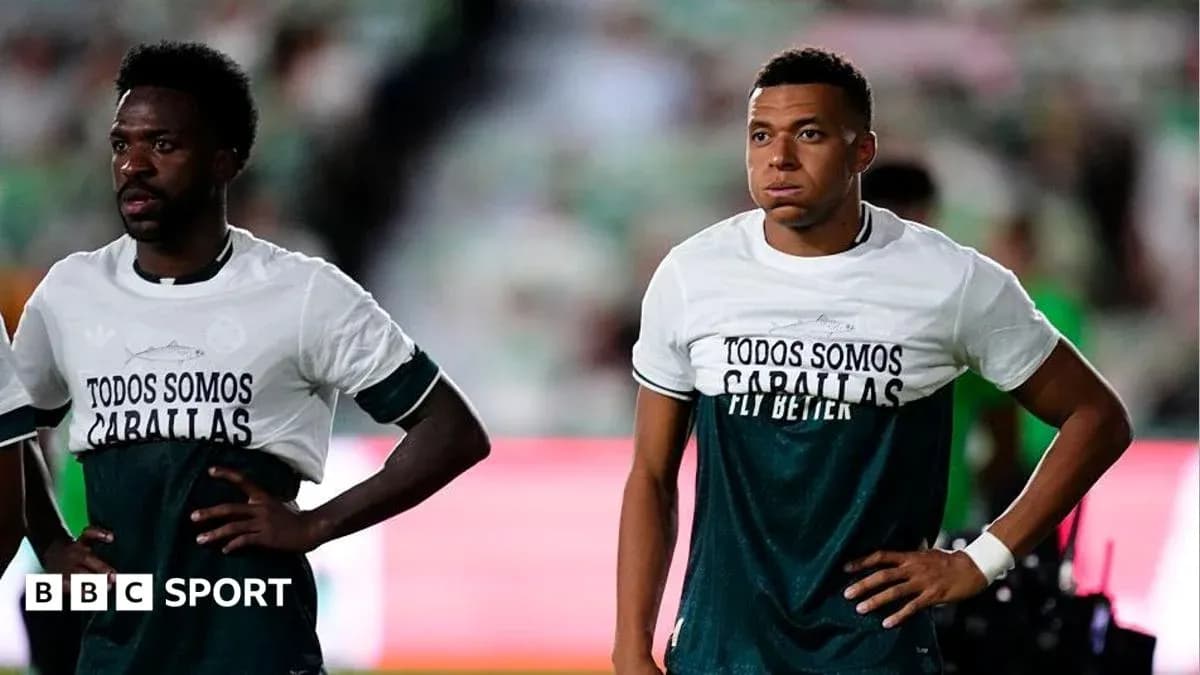Ikkita futbolchi maydon chetida turibdi Ikkita futbolchi maydon chetida turibdi