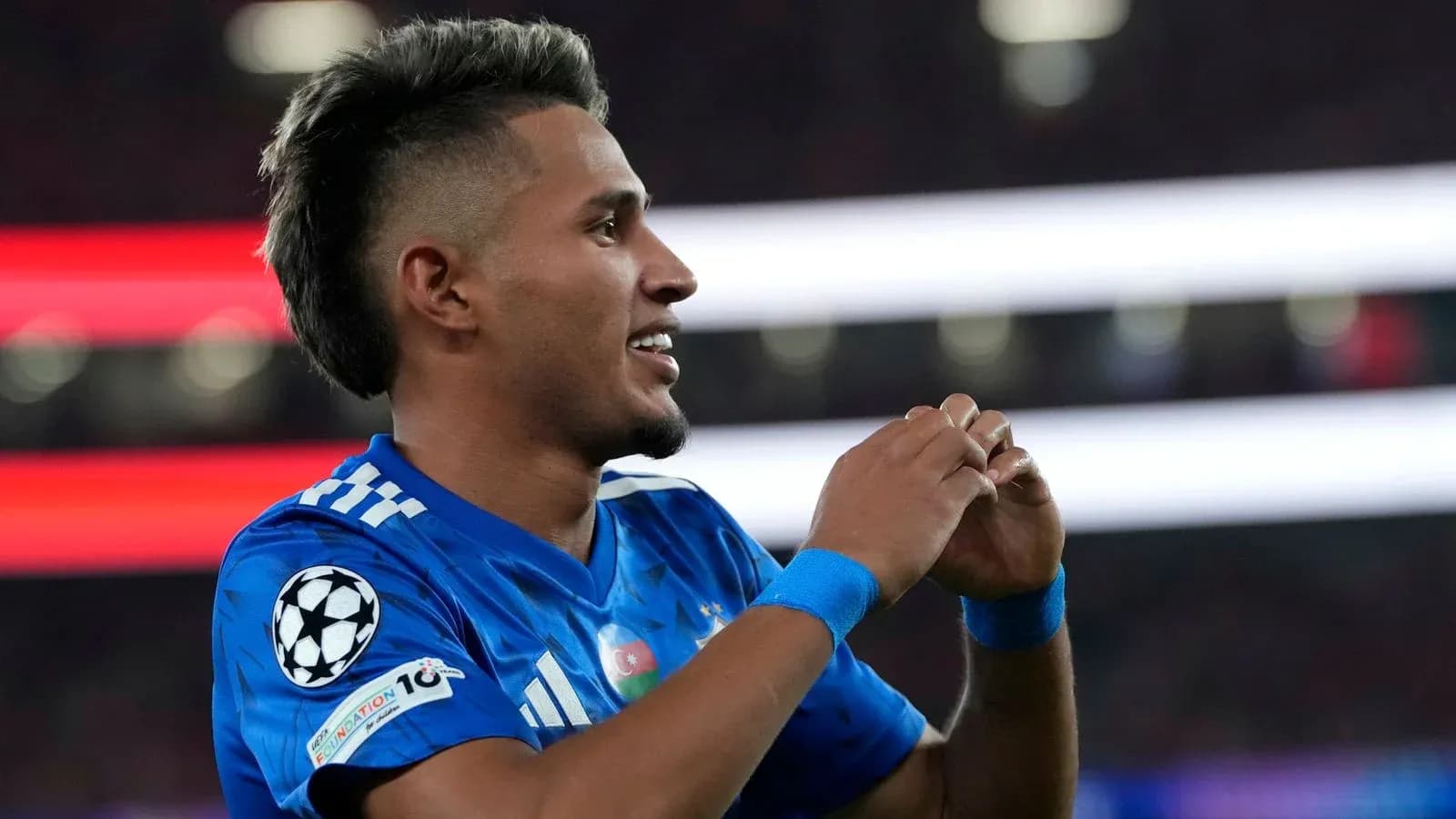 Futbolchi gollarni nishonlayotgan paytda Futbolchi gollarni nishonlayotgan paytda