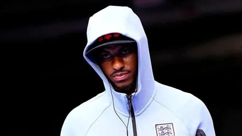 Futbolchi England formasida, kaputda yuribdi Futbolchi England formasida, kaputda yuribdi