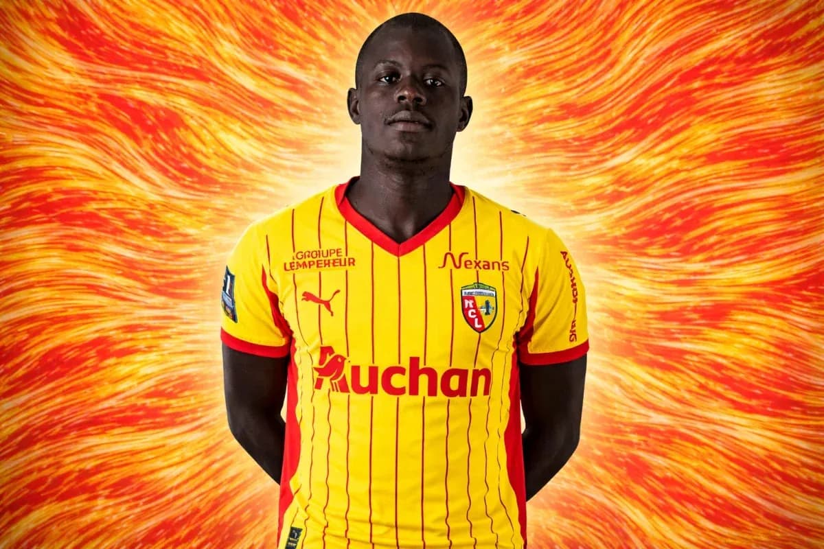 Futbolchi shartnomasi formal kiyimda turgan Futbolchi shartnomasi formal kiyimda turgan