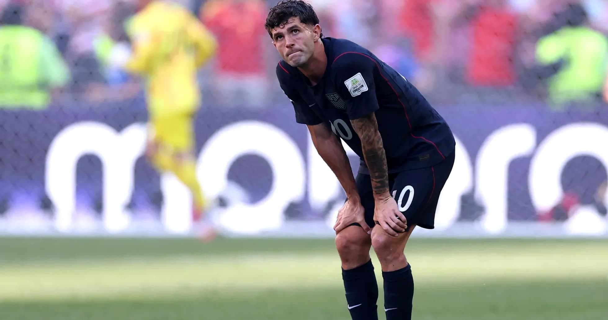 Futbolchi maydonda egilib turgan holatda Futbolchi maydonda egilib turgan holatda